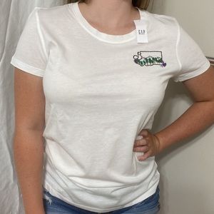NWT Women’s Gap short sleeve favorite T shirt. Size medium. One of a kind.
